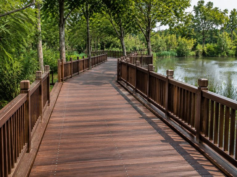 若尔盖县菠萝格防腐木栈道